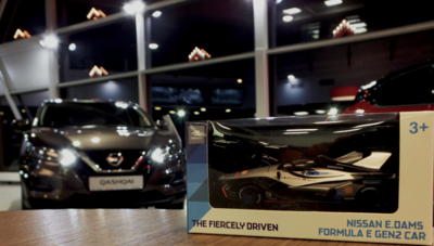 Stilizēta ūdenspīpe, F1 pilota tērps ar autogrāfu, luksus galda futbols un citi neparastākie auto zīmolu radītie produkti